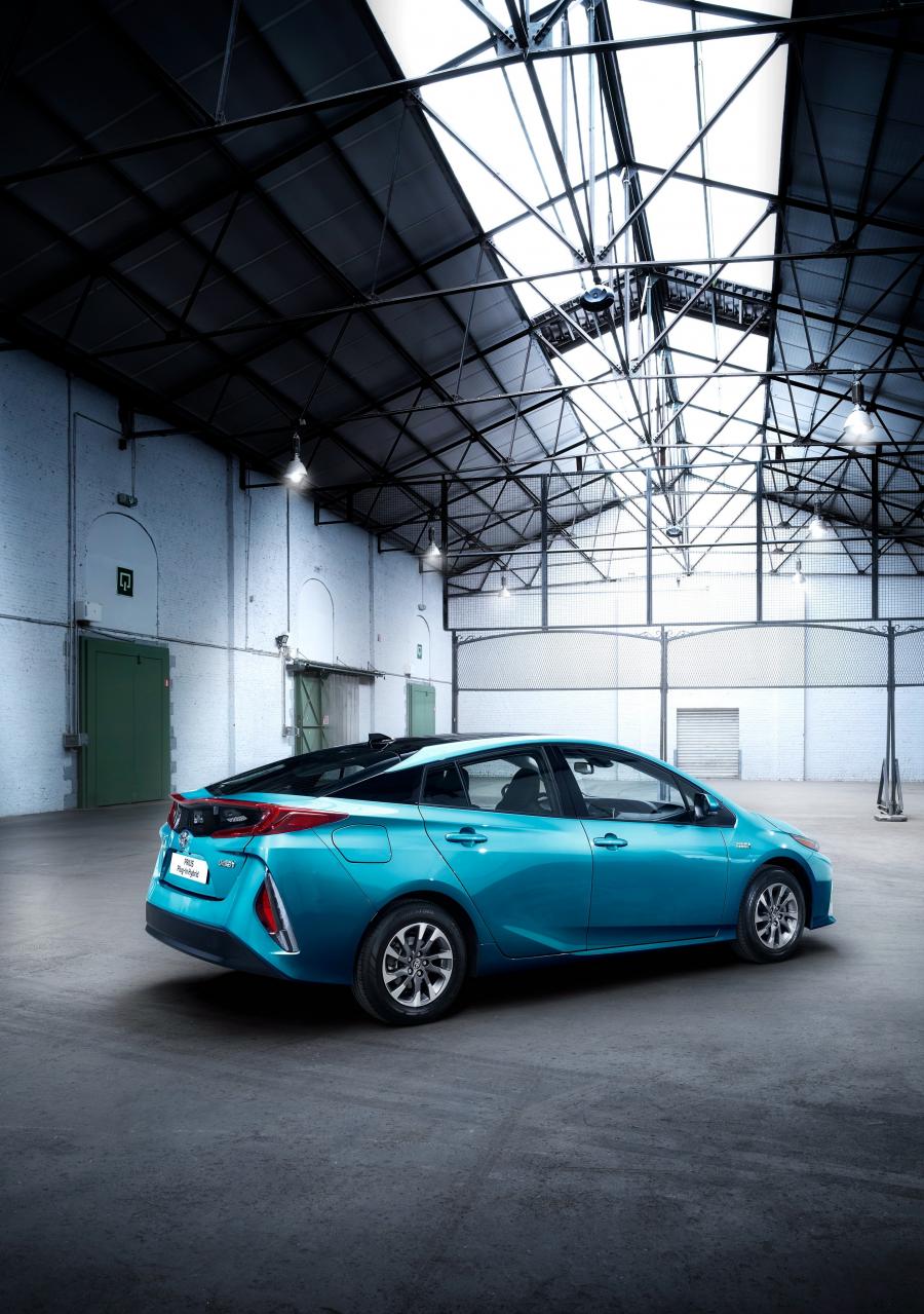  Toyota Prius Plug-in Hybrid 2016 года  (фото 11 из 187)